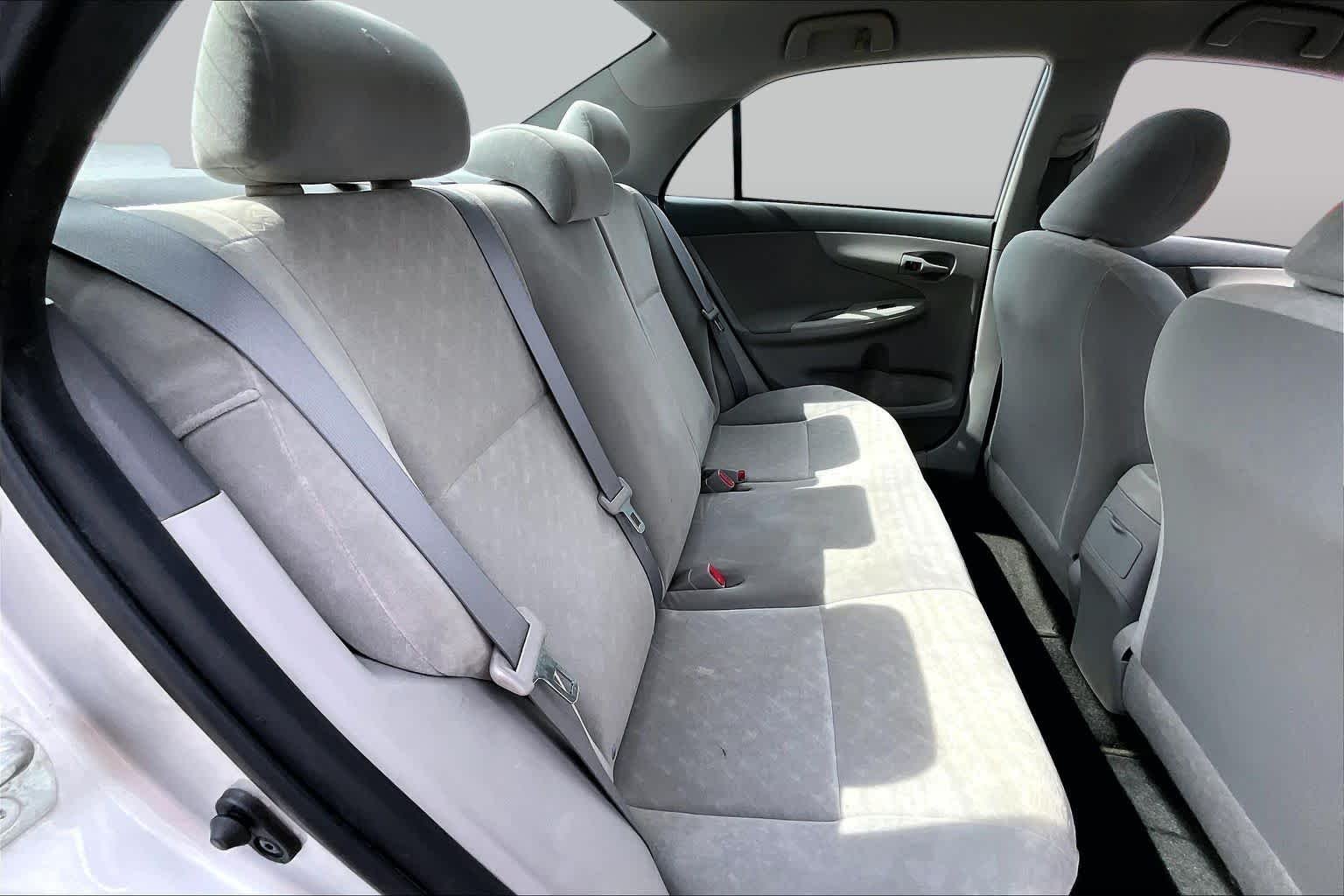 Used 2009 Classic Silver Metallic Toyota LE image 17