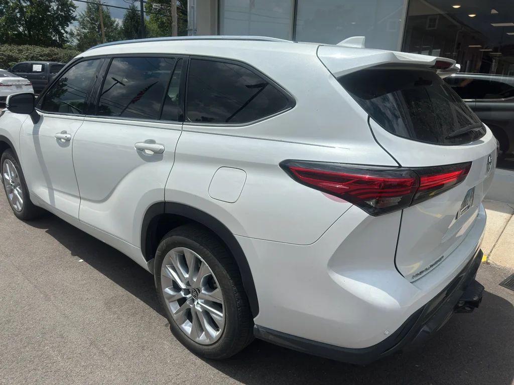 Used 2022 Wind Chill Pearl Toyota Limited image 6