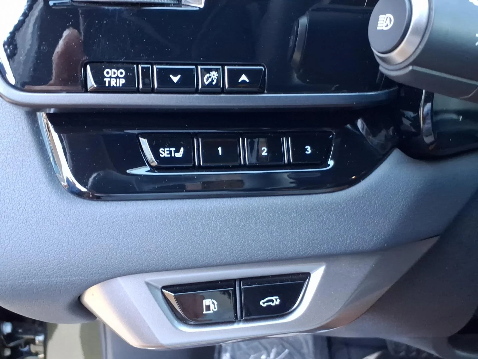 Used 2025 Nori Green Pearl Lexus Premium image 19