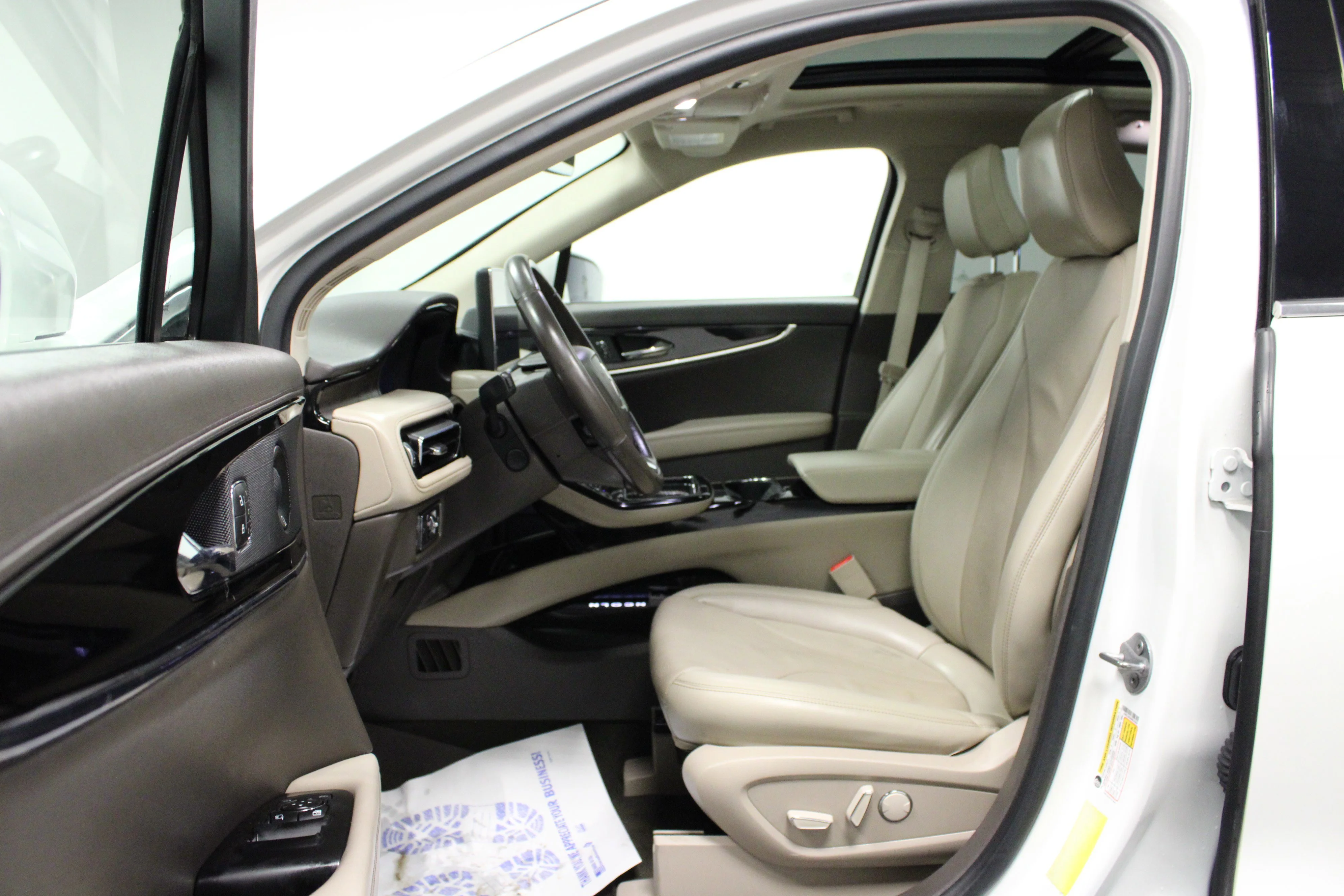 Used 2021 Pristine White Lincoln Reserve image 12