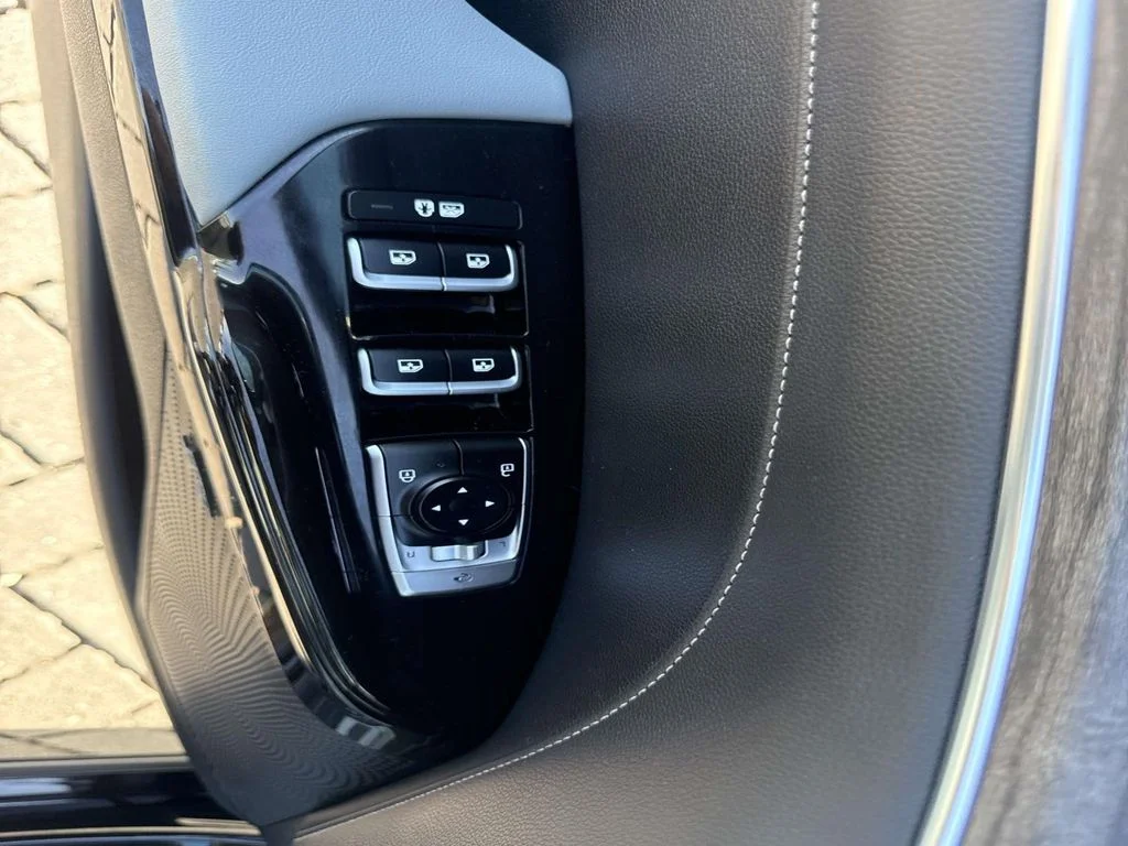 Used 2022 Black Kia EX image 17