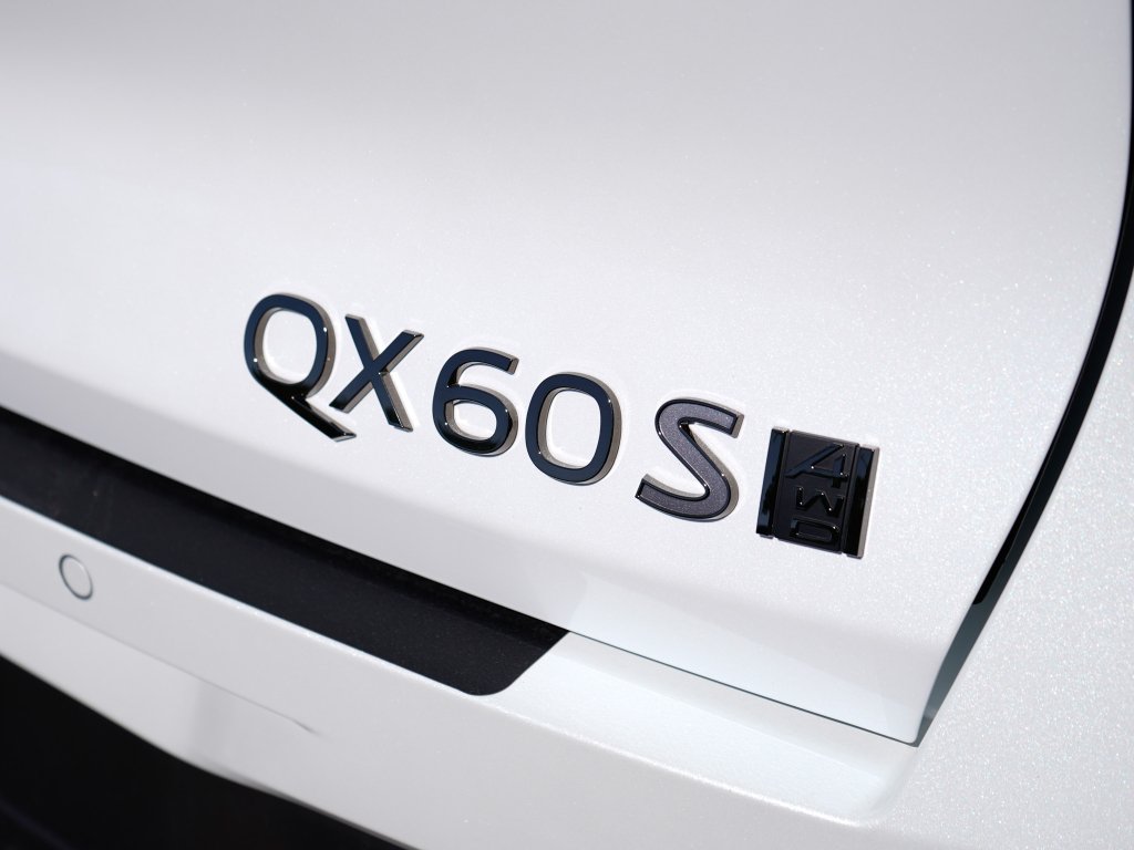 New 2027 2T RAD WHT INFINITI Sport AWD image 14