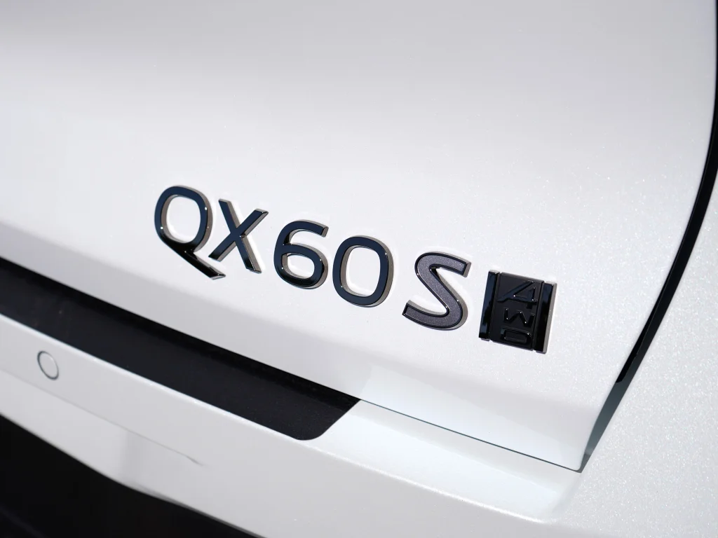 New 2027 2T RAD WHT INFINITI Sport AWD image 14