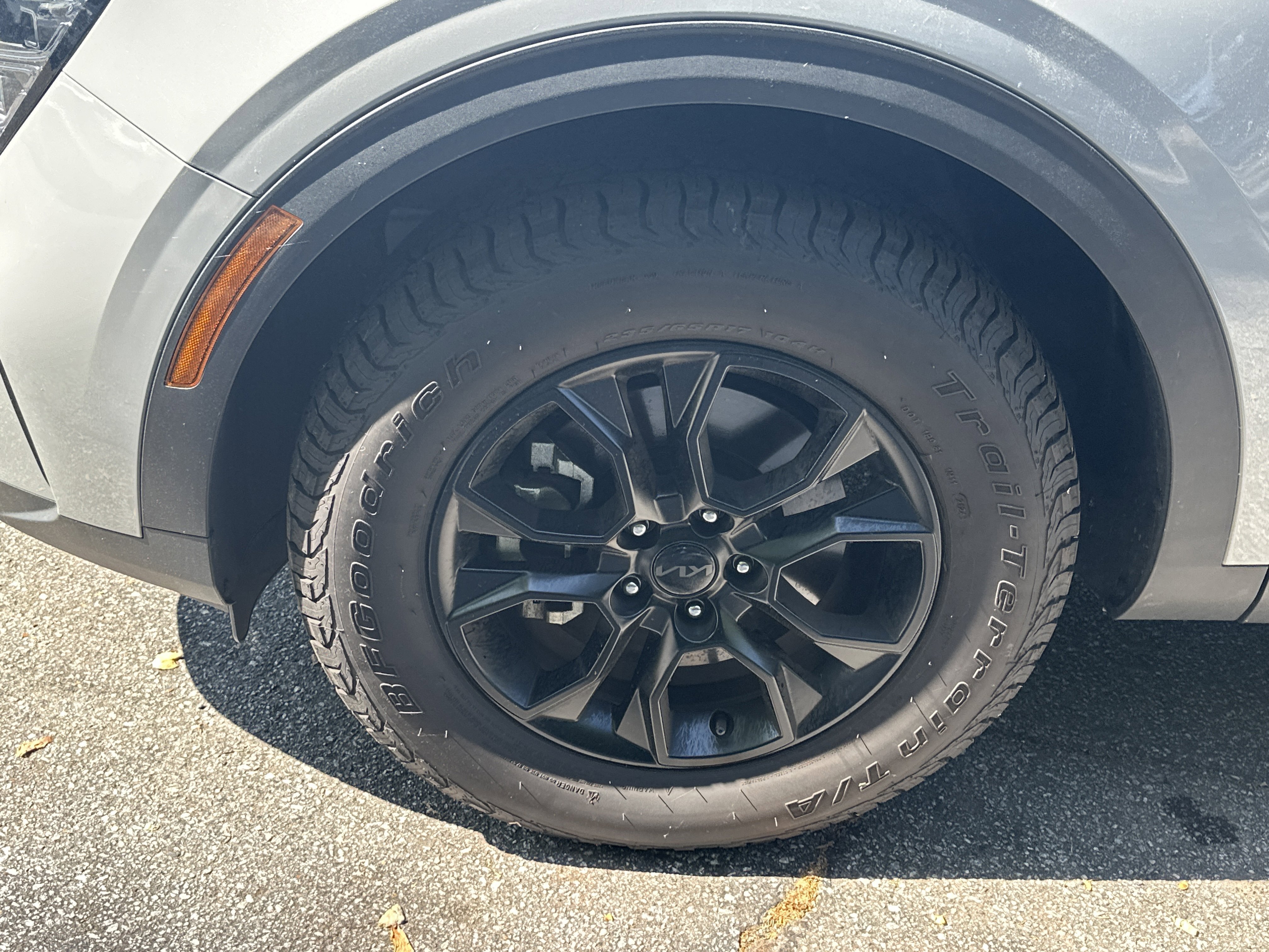 Used 2025 Wolf Gray/Ebony Black Roof Kia X-Pro image 12
