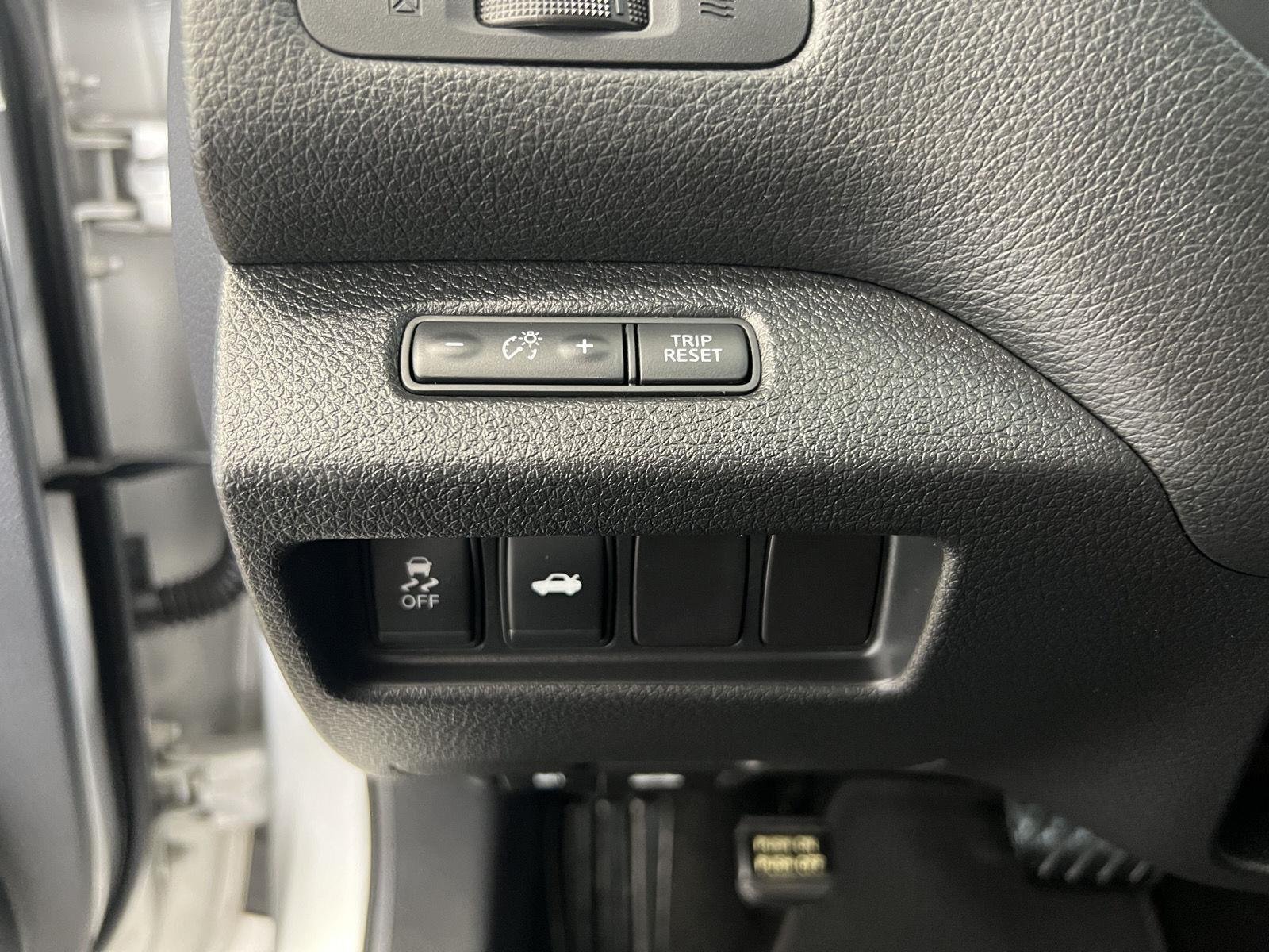 Used 2015 Brilliant Silver Nissan 2.5 S image 14