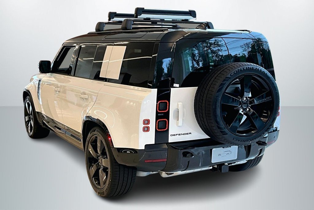 New 2026 White Land Rover X-Dynamic SE image 4