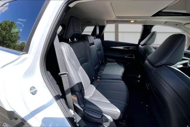 New 2027 RADIANT WHITE INFINITI LUXE image 26