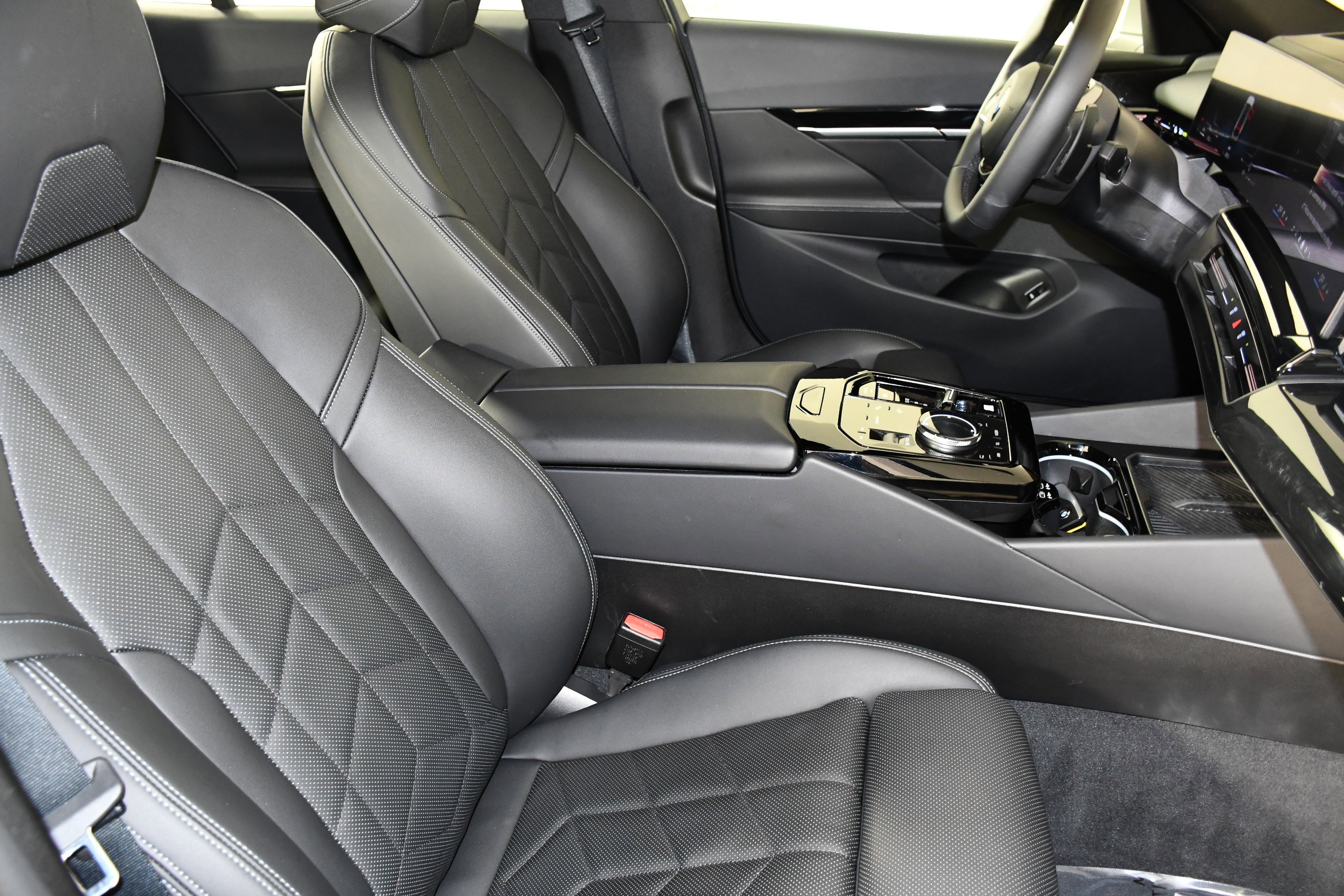 2025 BMW 5 Series 530i - Photo 42