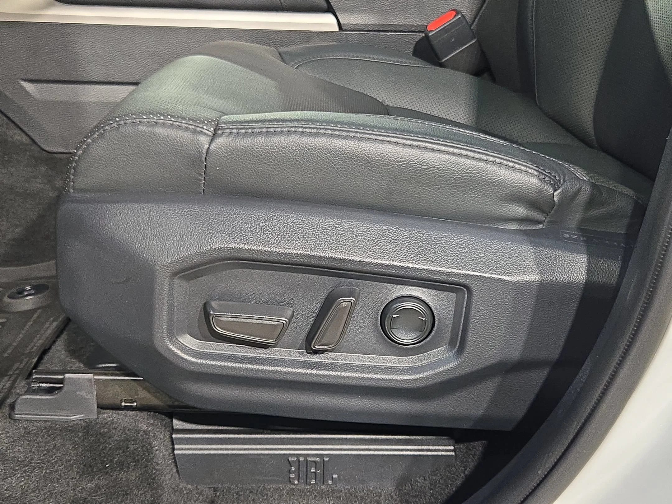 Certified Used 2025 Wind Chill Pearl Toyota Limited image 23