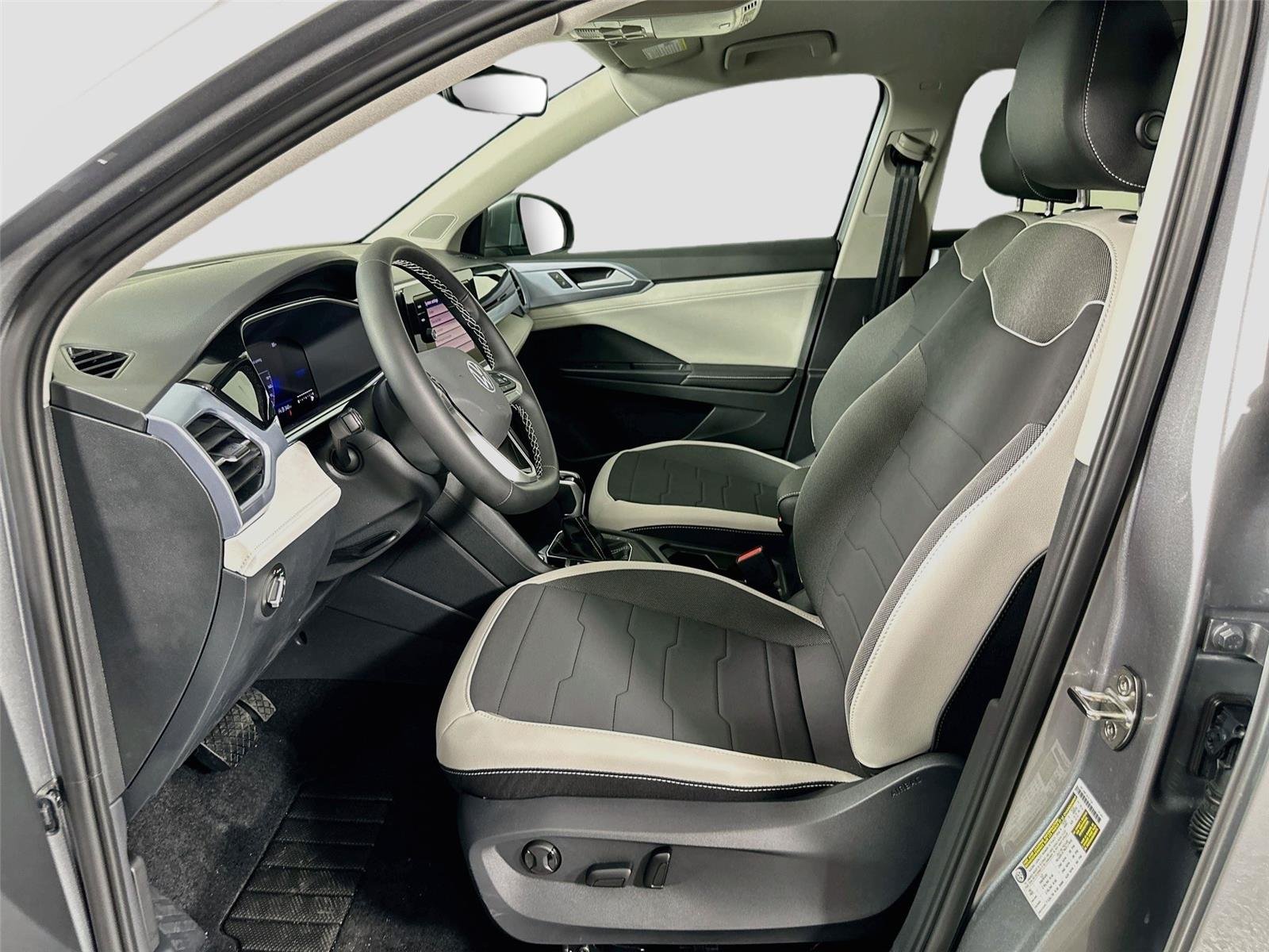 2025 Volkswagen Taos SE - Photo 18