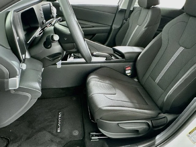 New 2026 White Hyundai SE image 9