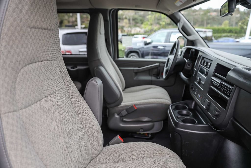 2024 Chevrolet Express Passenger LT - Photo 18