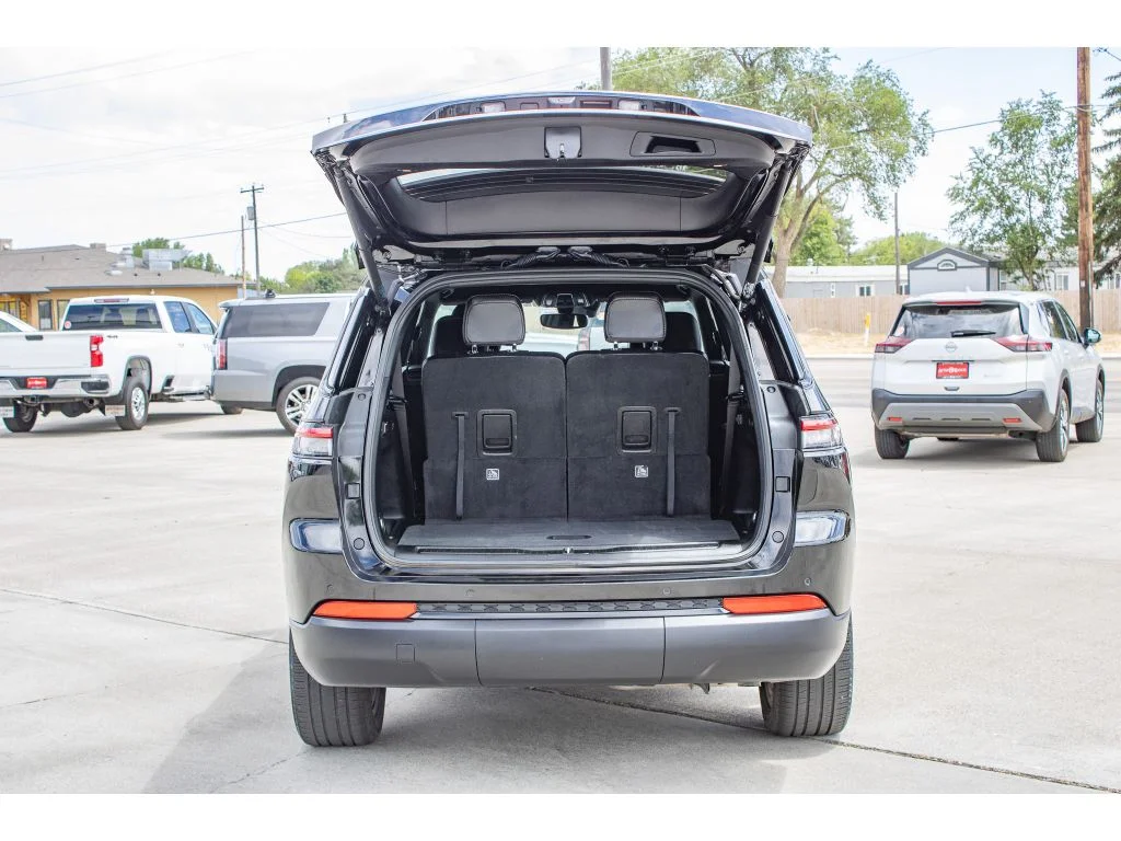 Used 2024 Diamond Black Crystal Pearlcoat Jeep Limited image 11