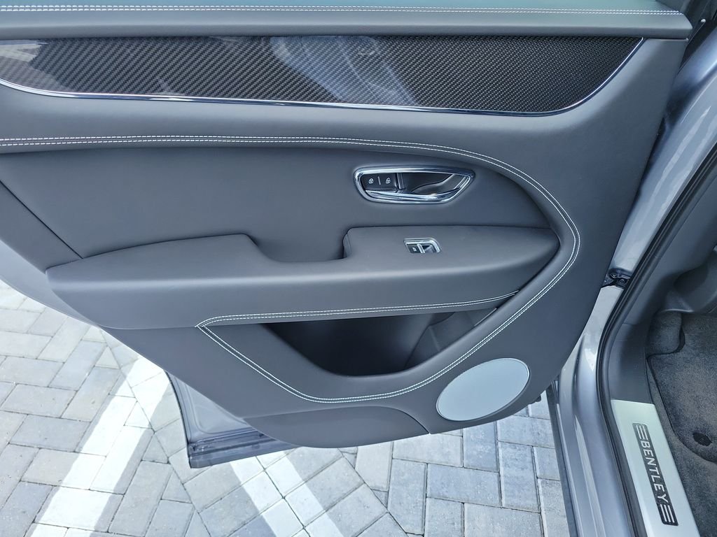 Used 2021  Bentley V8 image 22