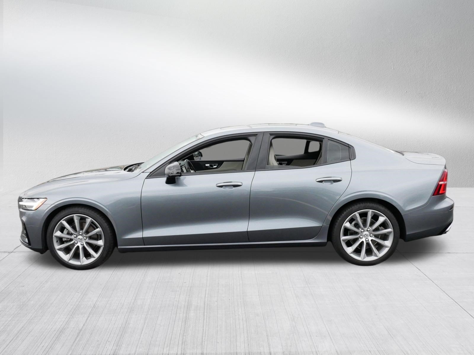 Used 2021 Osmium Grey Metallic Volvo Momentum image 4