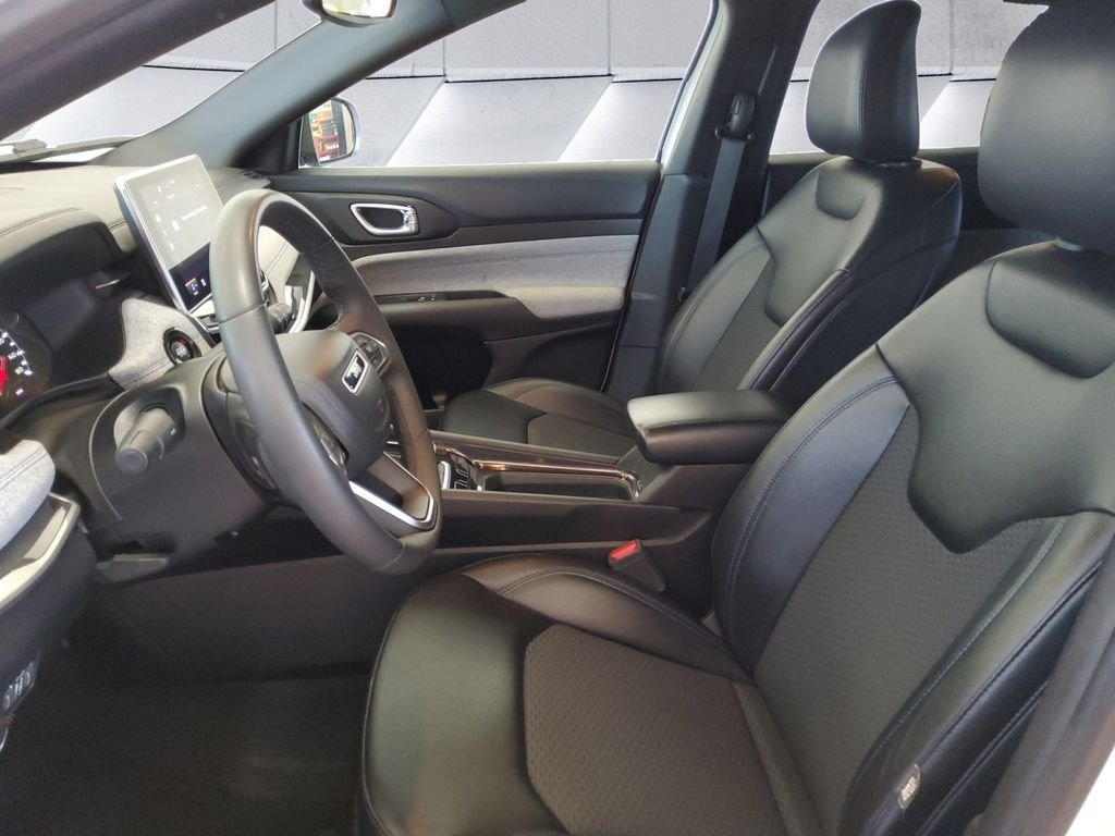Used 2024 White Jeep Latitude image 7