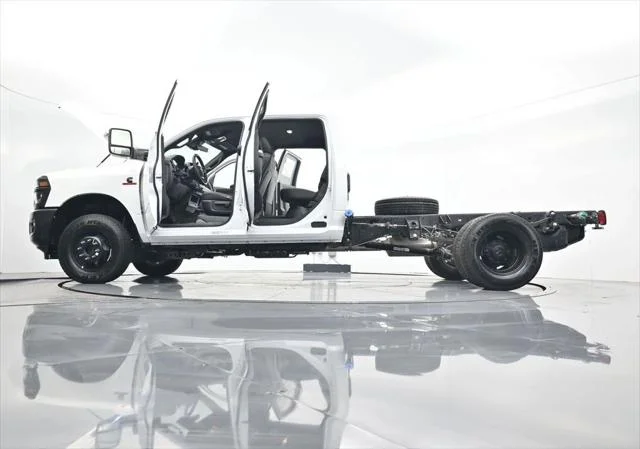 New 2026 Bright White Clear-Coat Exterior Paint RAM TRADESMAN image 46