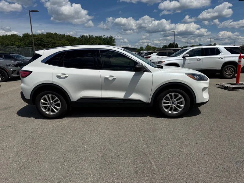 Used 2022 White Ford SE image 5