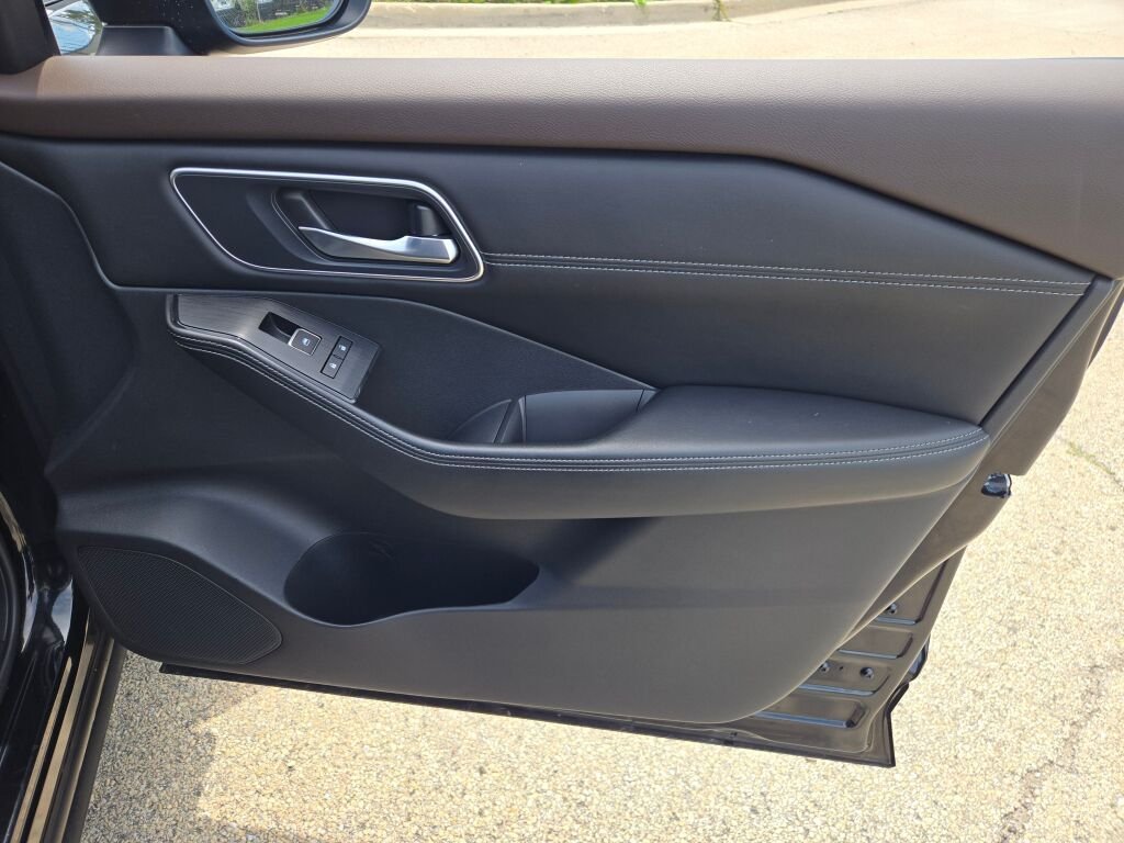 Used 2021  Nissan Platinum image 8