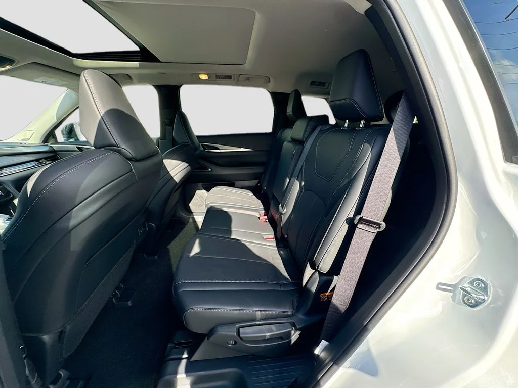 Used 2027 White INFINITI LUXE image 26