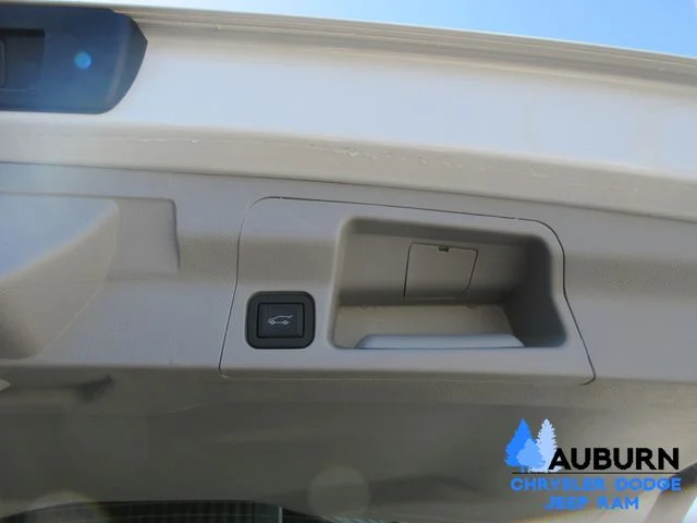 Used 2023 White GMC SLT image 20