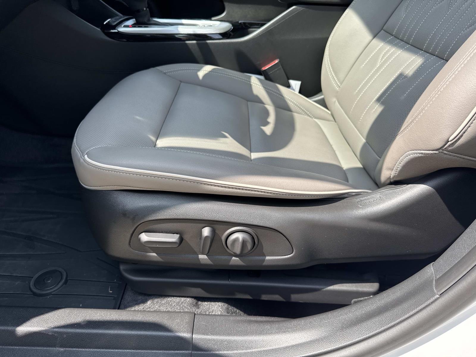 Used 2025 White Frost Tricoat Buick Avenir image 16