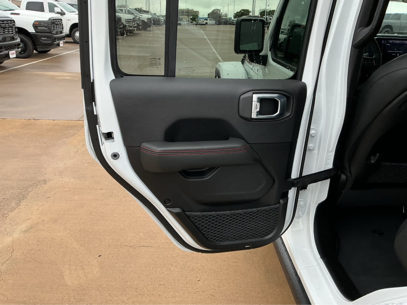New 2026 Bright White Clear-Coat Exterior Paint Jeep Rubicon image 16