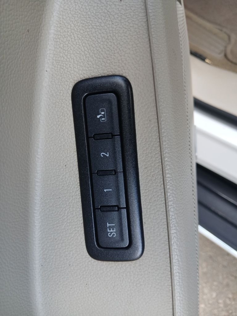 Used 2017 White GMC Denali image 31