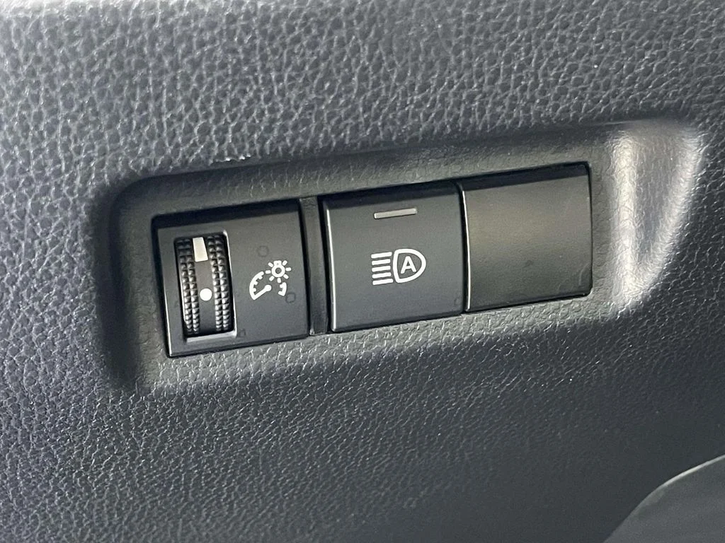 2025 Toyota RAV4 XLE - Photo 9