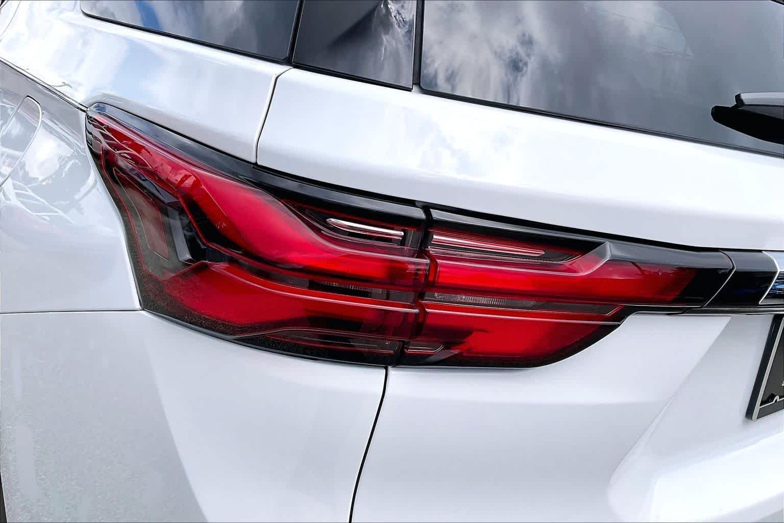Used 2023 Summit White Chevrolet LT Cloth image 26