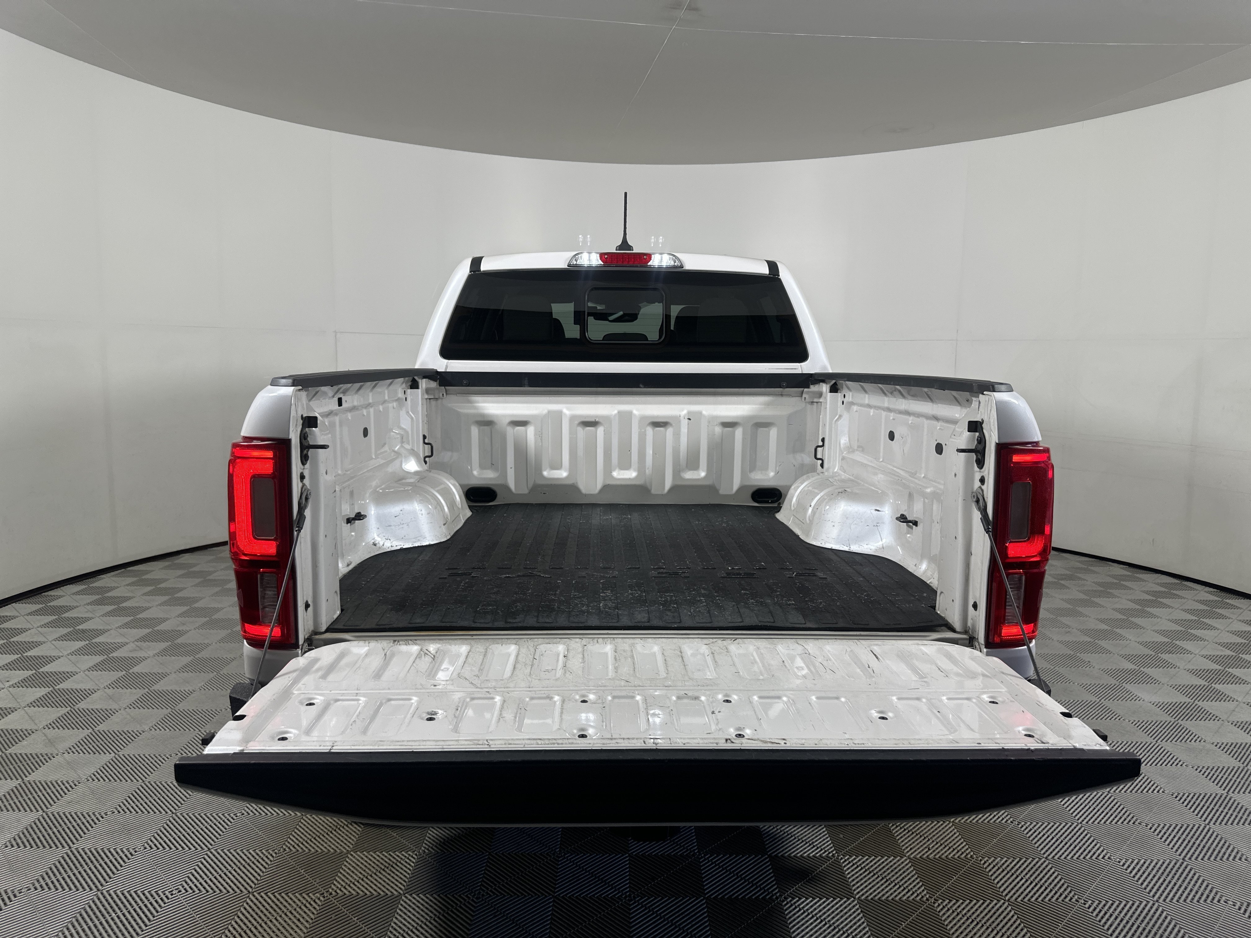 Used 2019 White Ford  image 25