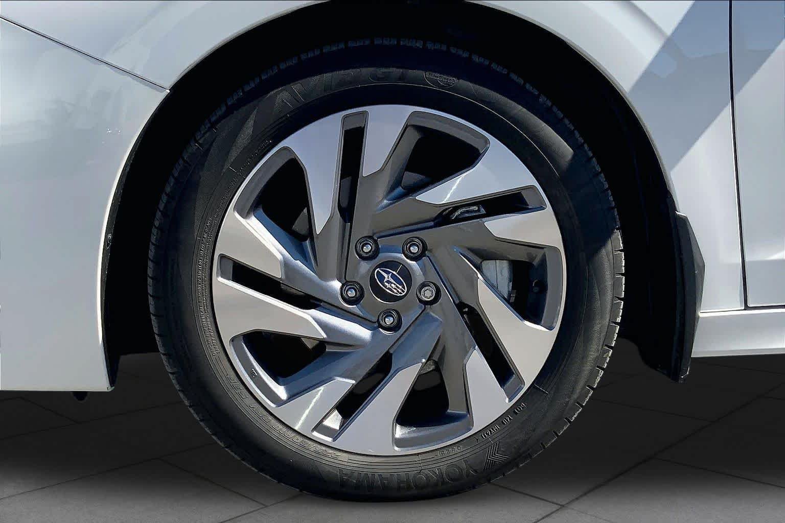 Used 2025 Crystal White Pearl Subaru Limited image 9