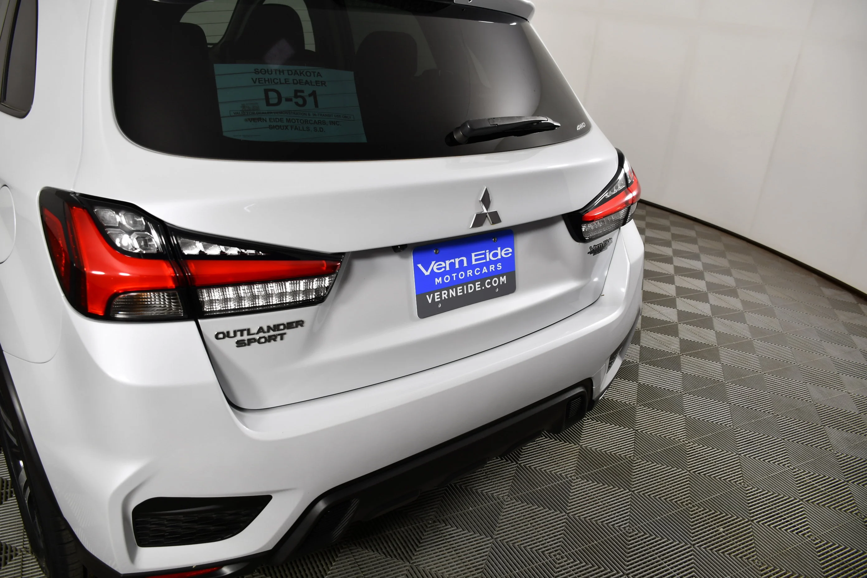 Used 2022 White Diamond Mitsubishi ES image 15