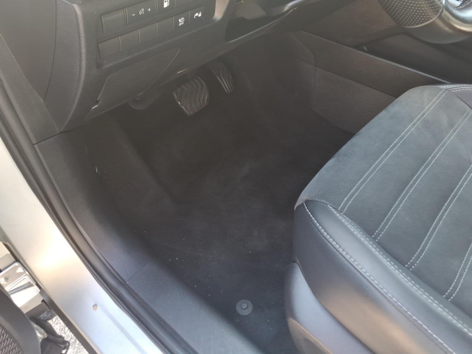 Used 2024 White Diamond/Black Roof Mitsubishi SE image 16