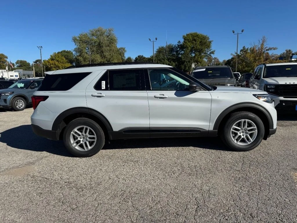 New 2026 Space White Metallic Ford Active image 2