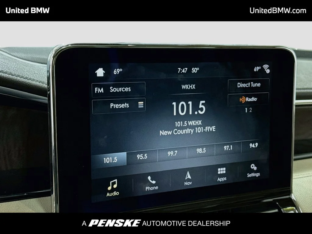 Used 2019 White Platinum Clearcoat Metallic Lincoln Reserve image 15