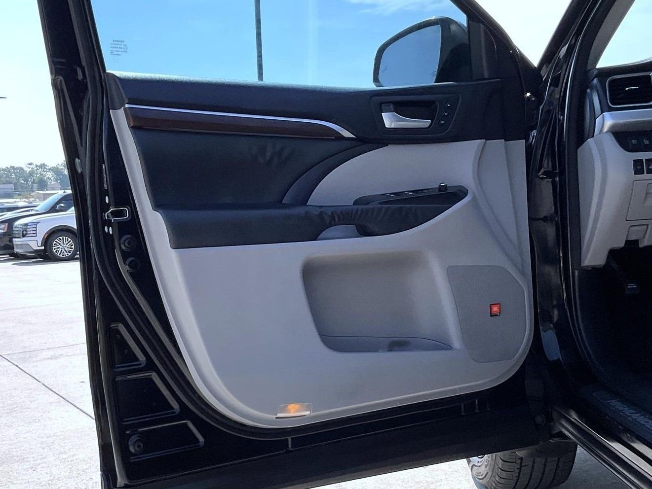 Used 2014 Black Toyota Limited Platinum V6 image 9