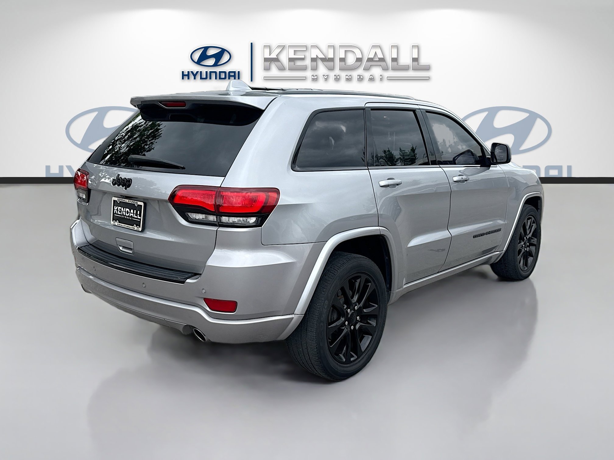 Used 2017 Billet Silver Metallic Clearcoat Jeep Altitude image 6