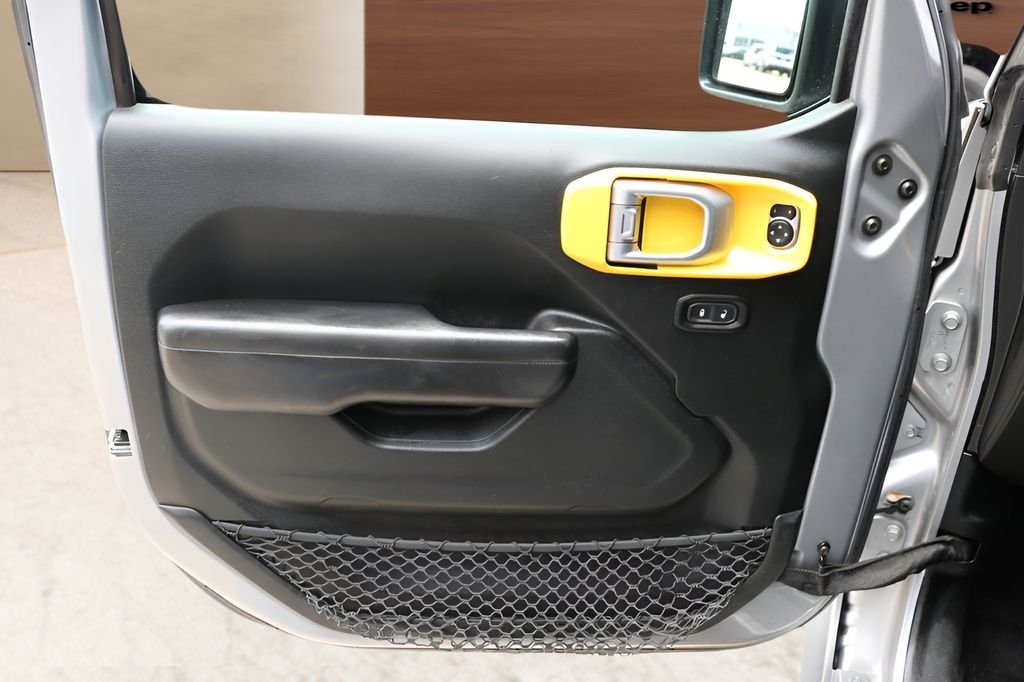 Used 2020 Silver Jeep Unlimited Sport image 10