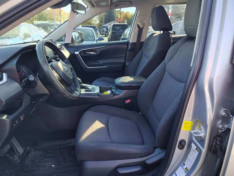 Used 2019 Silver Toyota XLE image 9