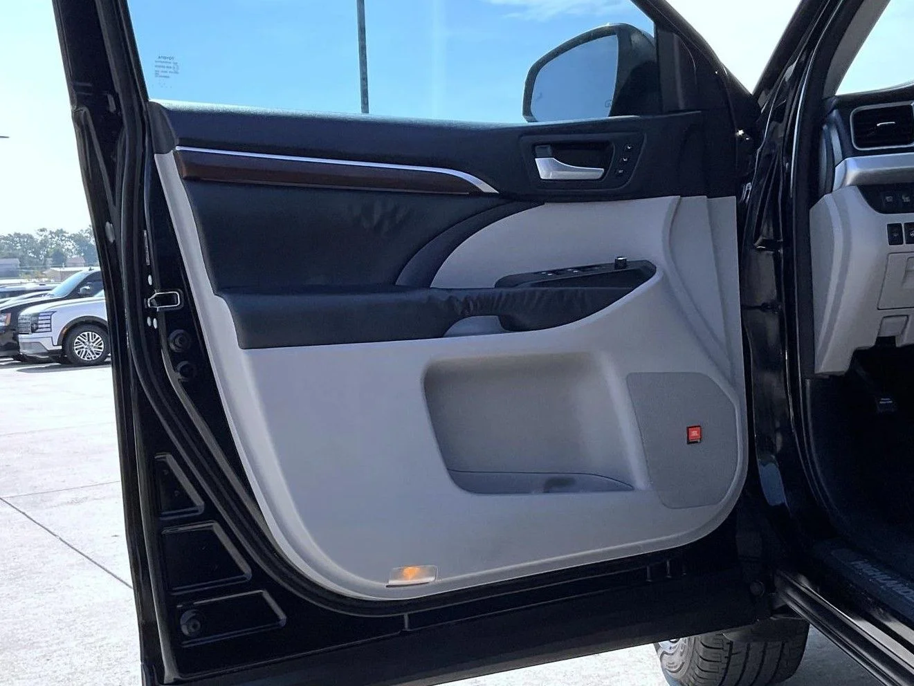 Used 2014 Black Toyota Limited Platinum V6 image 9