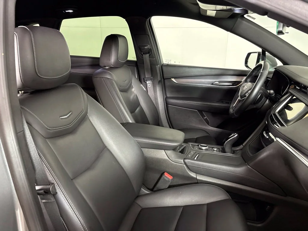 Used 2023 Silver Cadillac Luxury image 22