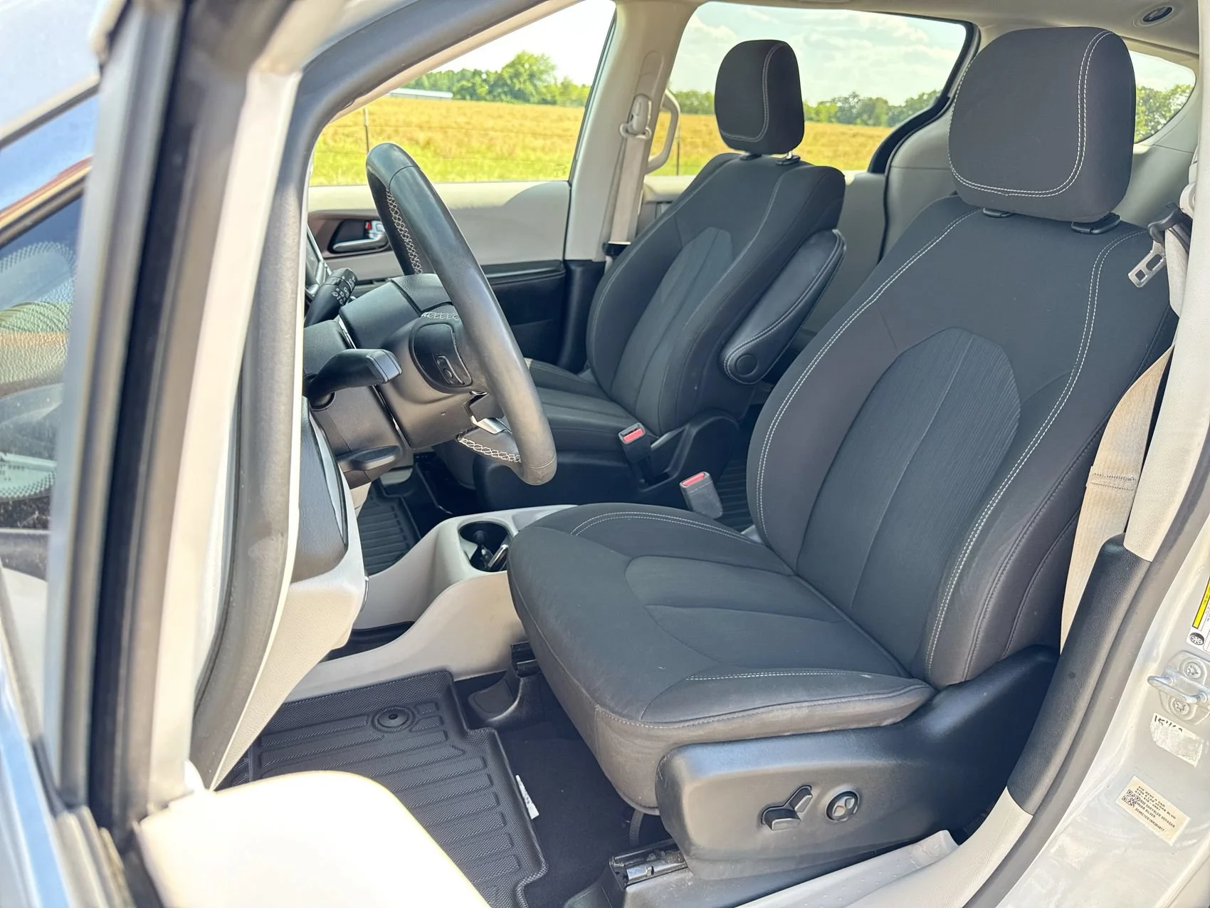 Used 2022 Silver Mist Clearcoat Chrysler LX image 11