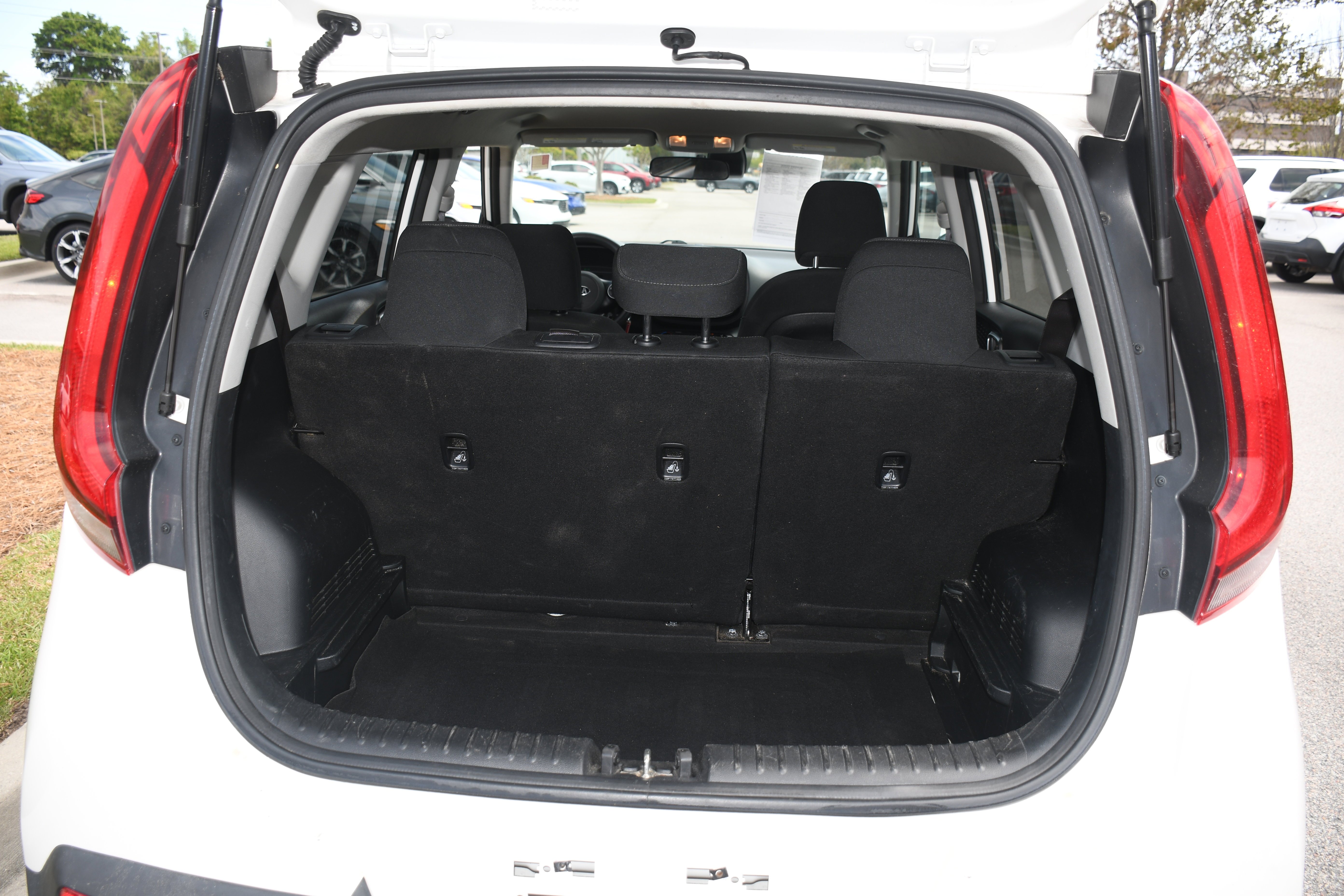 Used 2021 White Kia S image 15