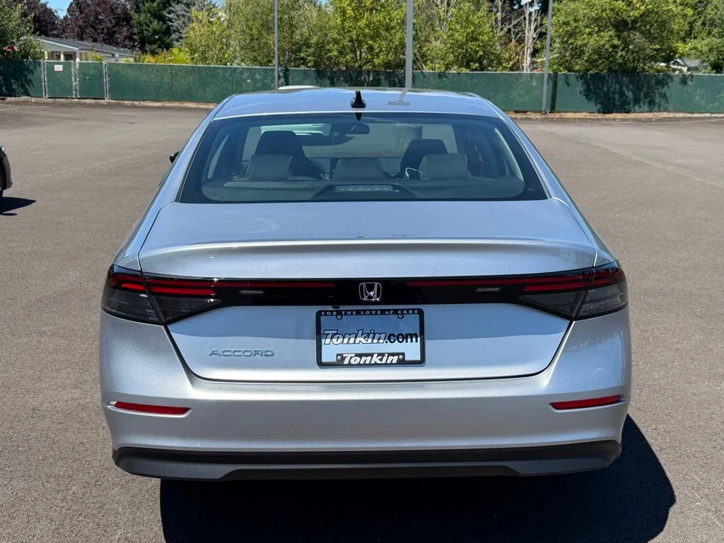 New 2026 Solar Silver Metallic Honda SE image 7