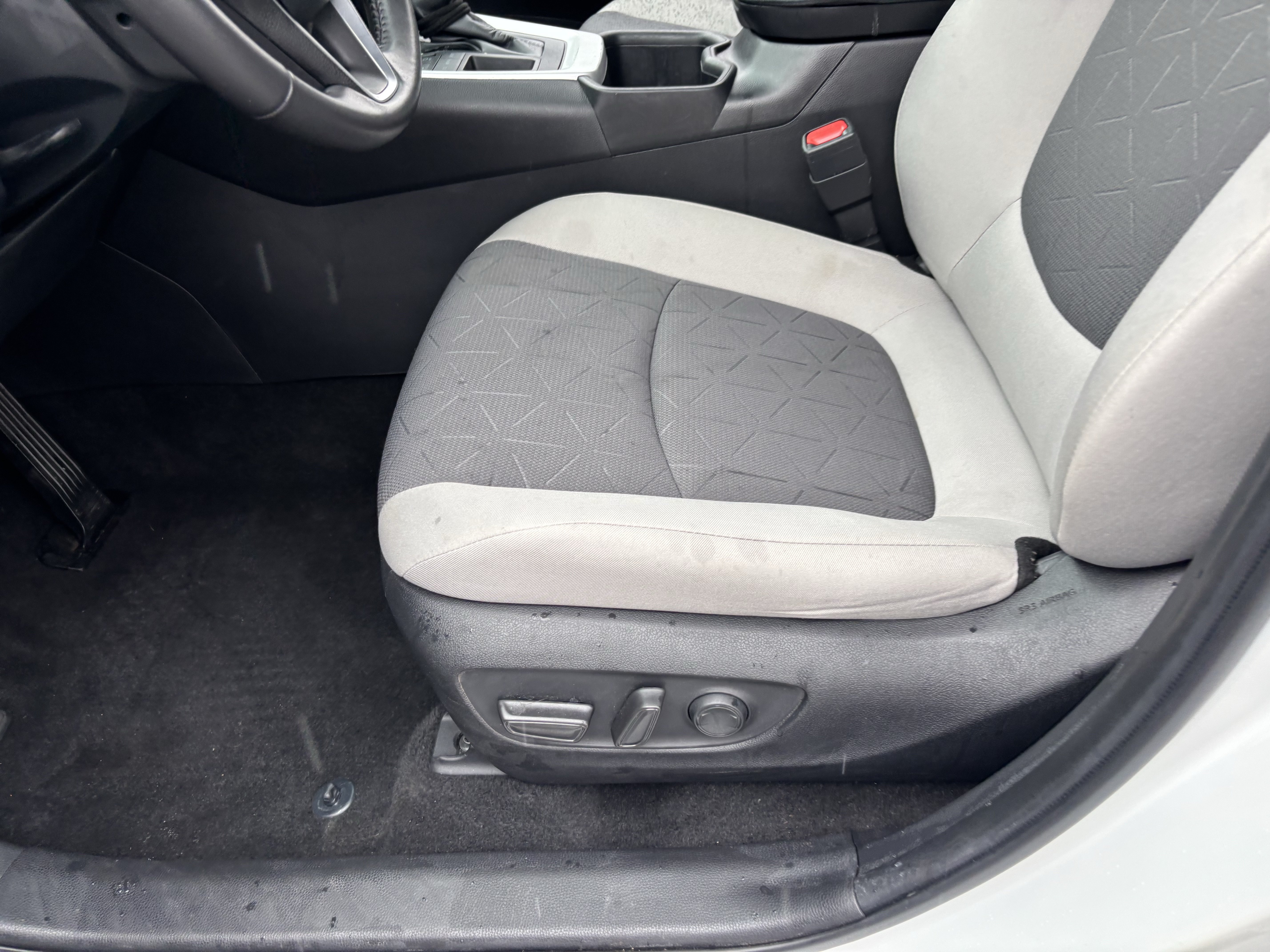 Used 2022 White Toyota XLE image 19