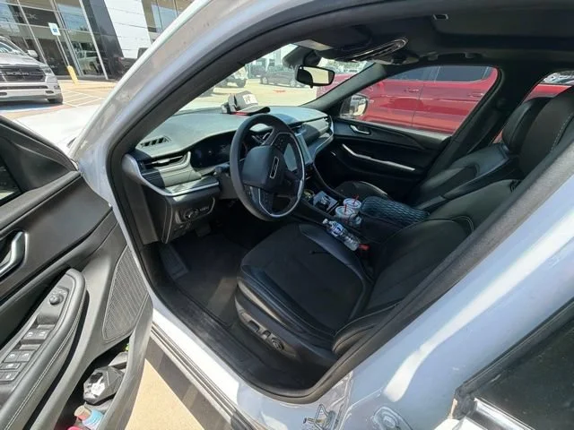 Used 2023 White Jeep Altitude image 10