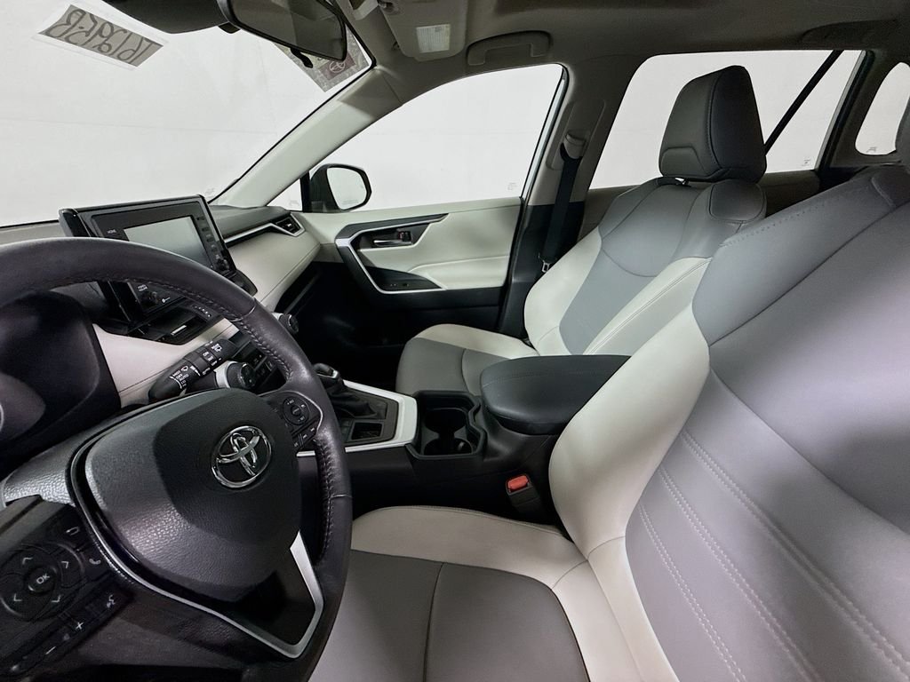 Used 2021 Silver Sky Metallic Toyota XLE Premium image 19