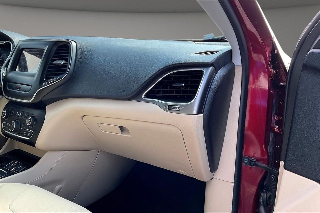 Used 2020 Red Jeep Latitude image 29