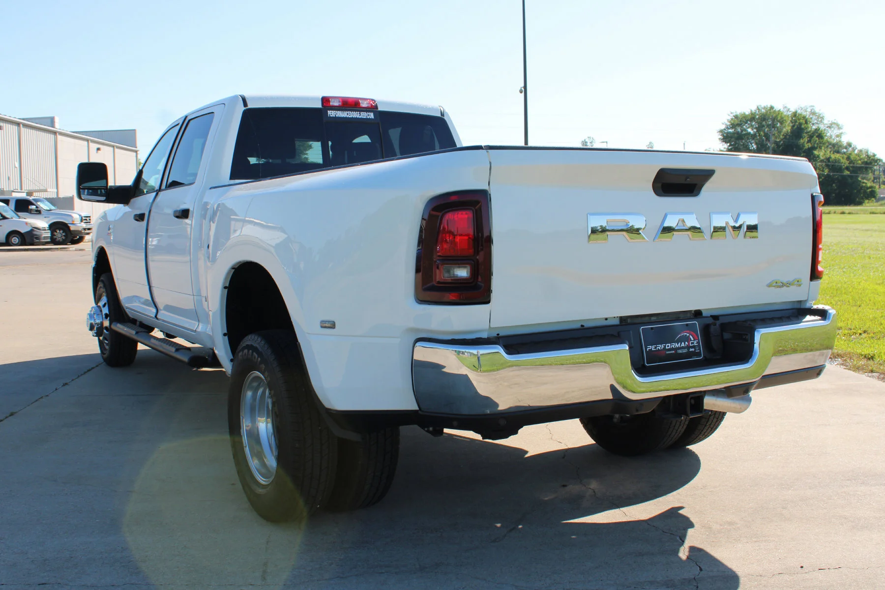 New 2026 Bright White Clear-Coat Exterior Paint RAM TRADESMAN CREW CAB 4X4 LONG BOX image 32